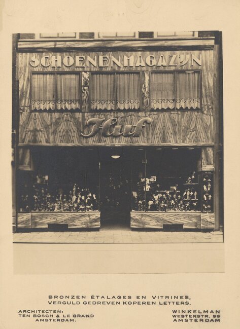 Winkelpui van schoenenmagazijn Huf, Haarlemmerstraat 104
<br/>
Beeldbank Stadsarchief, ca 1928